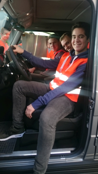 Heisenberg-Gymnasium besucht Daimler W&ouml;rth