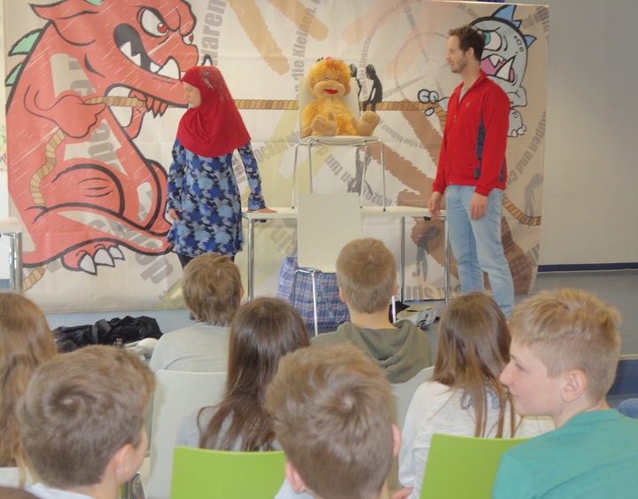 Theaterst&uuml;ck &uuml;ber Ehre, Gewalt undf Treue am Ettlinger Heisenberg-Gymnasium